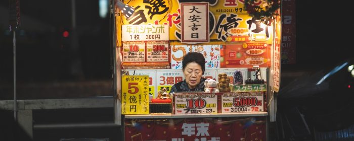 彩票500手机App界面示意，显示双色球最新开奖结果和走势图，移动端优化布局清晰简洁，支持推送通知功能